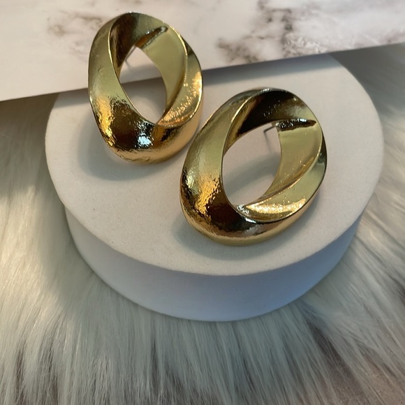 Zara Hollow Circle Gold Stud Earrings - Picture 12 of 13